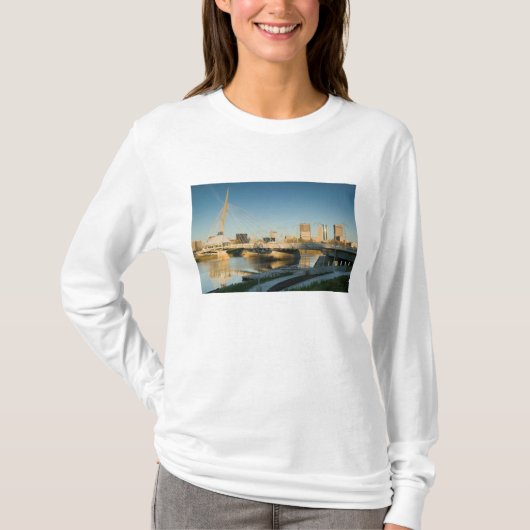 CANADA, Manitoba, Winnipeg: Esplanade Riel T-shirt (Voorkant)