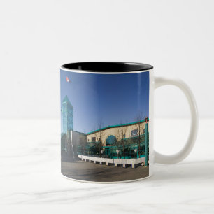 CANADA, Manitoba, Winnipeg: The Forks Markt Tweekleurige Koffiemok