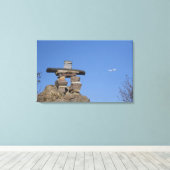 Canada, Newfoundland, St. John's. Inukshuk (om Canvas Afdruk (Insitu (Houten vloer))
