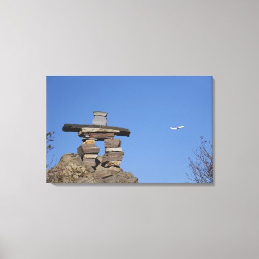Canada, Newfoundland, St. John's. Inukshuk (om Canvas Afdruk (Voorkant)
