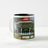 Canada, Nova Scotia, Halifax, publieke tuinen. Tweekleurige Koffiemok (Voorkant links)