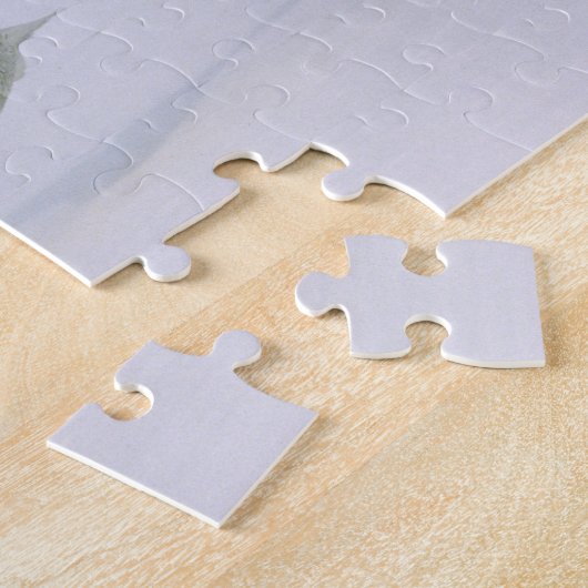 Canada, Quebec. Snowy owl vliegt laag over sneeuw. Legpuzzel (Zijkant)