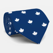 Canada Wit esdoornblad op blauw patroon Stropdas (Opgerold)