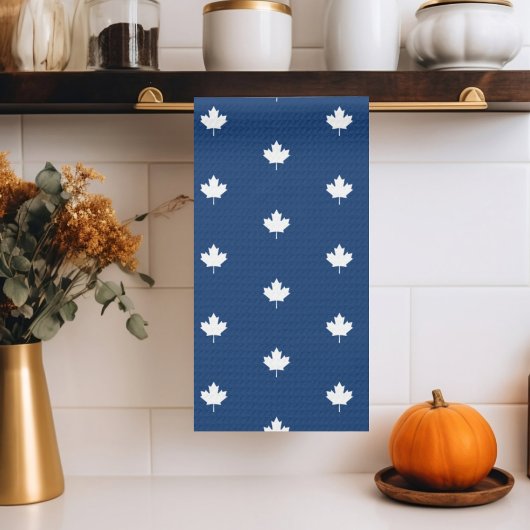 Canada Wit esdoornblad op blauw patroon Theedoek