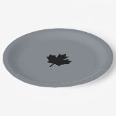 Canadees zwarte leder op grijs papieren bordje (Gekanteld)