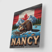 Canadese bever bouwt nest nabij Mountain Lake Vierkante Klok (Hoek)