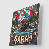 Canadese bever op het water met bergen en bomen vierkante klok (Hoek)