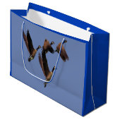 Canadese ganzen die in een kinder ontwerp van een  groot cadeauzakje (Voorkant Gekanteld)