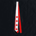 Canadese Maple op Red White Black Stropdas<br><div class="desc">Voor jou,  dat man. De stroom zit in de RED. Neem de controle - neem de macht in en laat ze weten wie dat man is!</div>