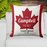 Canadian Maple Leaf familienaam Sierkussen<br><div class="desc">Modern kussen gepersonaliseerd met uw familienaam en uw woonplaats en provincie. Leuke Canadese vlag thema achtergrond afgedrukt recht op de stof. Deze prachtige gooi kussens maken een perfecte housewarming of pasgetrouwd cadeau.</div>