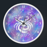 Cancer Crab Constellation Stars Name Birthday Gift<br><div class="desc">Deze leuke wandklok maakt het perfecte cadeau voor iedereen die geboren is onder het zodische bord Cancer. Het bevat een krab, plus de constellatie en ruimte voor de naam van de verjaardagspersoon, allemaal wit op een paars-roze starrichterachtergrond. Gebruik gewoon de eenvoudige sjabloon om je persoonlijke naam toe te voegen. TIP...</div>