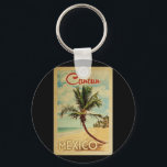 Cancun Palm Tree Vintage-reizen Sleutelhanger<br><div class="desc">Een unieke retro middeleeuwse moderne Cancun Mexico-kunst in de klassieke stijl van het poster. Het bevat een gebogen palmboom op zandige stranden met oceaan onder een blauwe troebele hemel.</div>