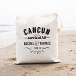 Cancun Survival Kit | Welkom bruiloft Tote Bag<br><div class="desc">Geef je gasten een paar essentiële trouwoverlevingsbenodigdheden (water, snacks, pijnstillers, verband, naaidozen, enz.) in deze leuke Cancun bruiloft welkomstzakken! Ontwerpfuncties "Cancun Survival Kit" in zwarte apothecary-stijl tekst. Pas met uw namen en trouwdatum aan; gebruik de knoop "aanpast het"om doopvontgrootte aan te passen die op naamlengte wordt gebaseerd. VOOR EXTRA WEDDING...</div>