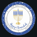 Candlelit Menorah Happy Chanukah Ronde Sticker<br><div class="desc">Geweldig voor het adresseren van uw Chanoeka of Chanoeka en Vakantiekaarten,  uitnodigingen voor feestdagen en al uw vakantiemailings! Onze originele menorah-illustratie in blauw en goud in combinatie met sjabloon velden voor u om uw namen en retouradres te personaliseren.</div>