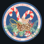 Candy Cane Merry Christmas Ronde Sticker (blauw)<br><div class="desc">Hier is een Kerst sticker in  stijl met een blauwe achtergrond die Merry Christmas uitspelt en is voorzien van snoepstokken,  een peperkoekster,  ornament en dennenappels en groenblijvende takken met hulstbessen. Leuk om weer te geven op enveloppen,  kaarten,  geschenken,  en meer!</div>