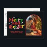 Candy Cane Pop Vrolijk en Bright Retro Christmas Feestdagenkaart<br><div class="desc">Deel uw vakantievreugde met dit vrolijke en heldere briefkaart met gedurfde retro-typografie en een stijlvolle boogfoto-placeholder voor uw favoriete afbeelding. Dit modern-ontmoet- ontwerp combineert kleurrijke belettering met een trendy gebogen lijst, waardoor het ideaal is voor familieportretten of seizoensfoto's. Personaliseer met uw familienaam en jaar om een feestelijke herinnering te creëer...</div>