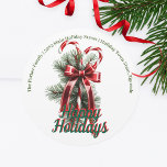 Candy Canes met Red Bow Christmas Return Adres Ronde Sticker<br><div class="desc">Voeg een feestelijk tintje toe aan uw vakantiemail met dit aanpasbare ronde retouradresslabel! Met een weelderige groene dennentak, snoepstokken en een glitterrode strik, is het perfect voor het verspreiden van vakantiegroet. Prettige feestdagen De "Rio" boodschap in stijlvol rood en groen script voegt een feestelijke flair toe. Pas de tekst aan...</div>