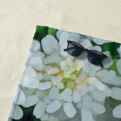 Candytuft White Flower Graphic Strandlaken (In situ)