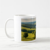 Caneca com paisagem e lago ao fundo koffiemok (Links)