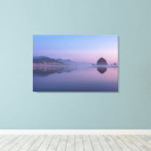 Cannon Beach bij schemer Canvas Afdruk (Insitu (Houten vloer))