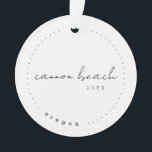 Cannon Beach, Oregon Coast Travel Verenigde Staten Ornament<br><div class="desc">Cannon Beach,  Oregon. Een moderne en eenvoudige aangepaste koepel. Voor extra verpersoonlijking,  voeg een foto aan de rug van het ornament toe. Stuur me een bericht met vragen of aanvullende verzoeken om aangepaste ontwerpen.</div>