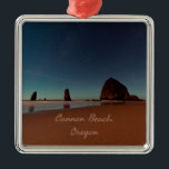 Cannon Beach Oregon Haystack Metalen Ornament<br><div class="desc">Cannon Beach Oregon Haystack Rock Mooie nachtfoto's met sterren over de oceaan.</div>