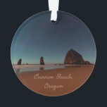Cannon Beach Oregon Haystack Ornament<br><div class="desc">Cannon Beach Oregon Haystack RockMooie nachtfoto's met sterren over de oceaan.</div>