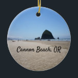 Cannon Beach Oregon Ornament Haystack<br><div class="desc">Een mooie foto van Oregon's beroemde Cannon Beach op een zomerdag op een siermoment.</div>