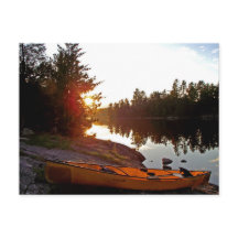Canoe bij zonsondergang