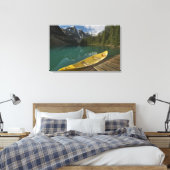 Canoe geparkeerd aan een dok langs het Moraine Lak Canvas Afdruk (Insitu (Slaapkamer))