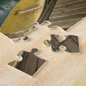 Canoe geparkeerd aan een dok langs het Moraine Lak Legpuzzel (Zijkant)