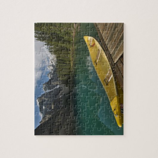 Canoe geparkeerd aan een dok langs het Moraine Lak Legpuzzel (Verticaal)