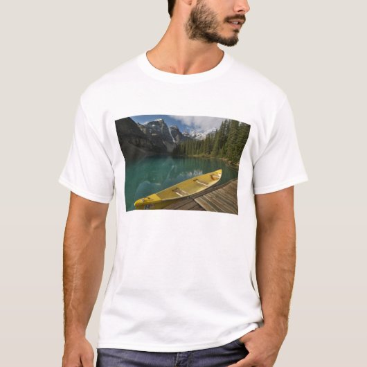 Canoe geparkeerd aan een dok langs het Moraine Lak T-shirt (Voorkant)