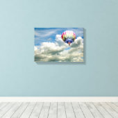 Canvas afdrukken - Hot-Air ballon in wolken (Insitu (Houten vloer))
