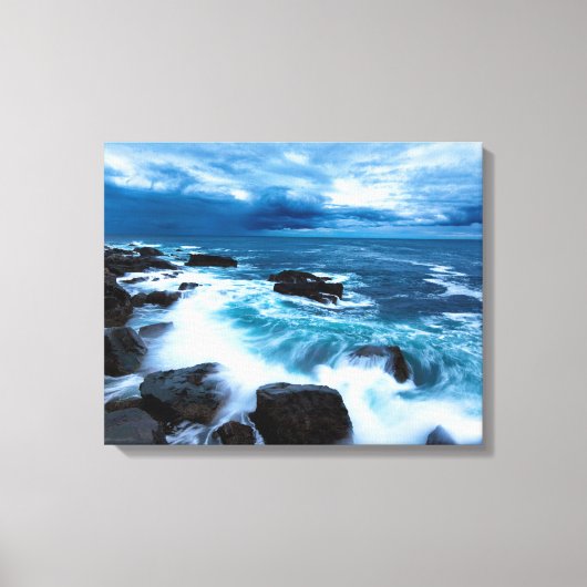 Canvas - oceaangolven kruipen op de rotshore afdruk (Voorkant)