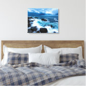 Canvas - oceaangolven kruipen op de rotshore afdruk (Insitu (Slaapkamer))