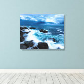 Canvas - oceaangolven kruipen op de rotshore afdruk (Insitu (Houten vloer))