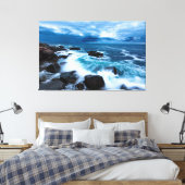 Canvas - oceaangolven kruipen op de rotshore afdruk (Insitu (Slaapkamer))