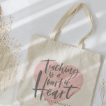 Canvas tas voor cadeau aan leraar<br><div class="desc">Het onderwijzen van het werk van een hartgepersonaliseerde canvas tas van docenten cadeautjes. Met hand lettered manuscript,  een roze hart van de waterverf en ruimte voor hun naam. Het perfecte eindejaarscadeau voor je favoriete leraar.</div>