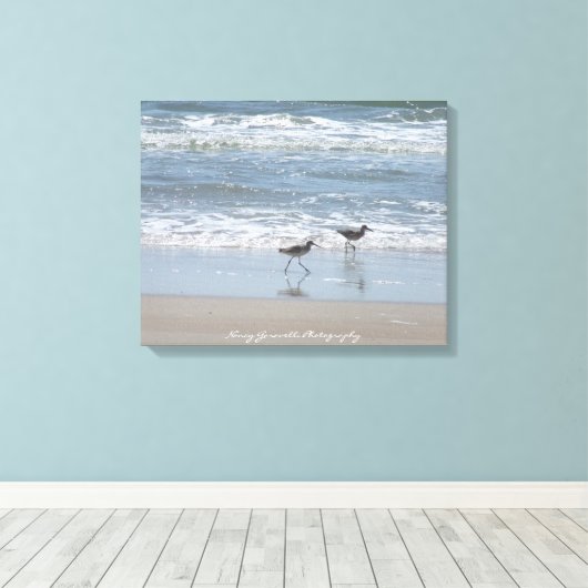 Canvas: Zandlopers op het strand - Topsail Island  Canvas Afdruk (Insitu (Houten vloer))
