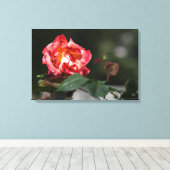 Canvasprint De Verwelkende Roos Canvas Afdruk (Insitu (Houten vloer))