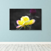 Canvasprint gele roos fotografie canvas afdruk (Insitu (Houten vloer))