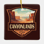 Canyonlands Nationaal Park Illustratie Retro Keramisch Ornament<br><div class="desc">Kanyonlands vectorkunstontwerp. Het park staat bekend om zijn dramatische woestijnlandschap,  dat door de Colorado-rivier is gegraven. Het eiland in de hemel is een groot,  plat getopt mesa met panoramisch uitzicht.</div>