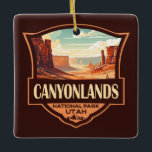 Canyonlands Nationaal Park Illustratie Retro Keramisch Ornament<br><div class="desc">Kanyonlands vectorkunstontwerp. Het park staat bekend om zijn dramatische woestijnlandschap,  dat door de Colorado-rivier is gegraven. Het eiland in de hemel is een groot,  plat getopt mesa met panoramisch uitzicht.</div>