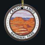Canyonlands Nationaal Park Island in de Sky Badge Keramisch Ornament<br><div class="desc">Kanyonlands vectorkunstontwerp. Het park staat bekend om zijn dramatische woestijnlandschap,  dat door de Colorado-rivier is gegraven. Het eiland in de hemel is een groot,  plat getopt mesa met panoramisch uitzicht.</div>