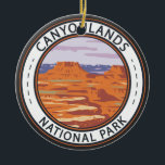 Canyonlands Nationaal Park Island in de Sky Badge Keramisch Ornament<br><div class="desc">Kanyonlands vectorkunstontwerp. Het park staat bekend om zijn dramatische woestijnlandschap,  dat door de Colorado-rivier is gegraven. Het eiland in de hemel is een groot,  plat getopt mesa met panoramisch uitzicht.</div>