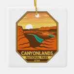 Canyonlands Nationaal Park Sunset Retro Emblem Keramisch Ornament<br><div class="desc">Kanyonlands vectorkunstwerk ontwerp. Het park staat bekend om zijn dramatische woestijnlandschap,  dat door de Colorado-rivier is gegraven. Het eiland in de hemel is een groot,  plat getopt mesa met panoramisch uitzicht.</div>