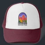 Canyonlands Nationaal Park Utah Vintage Trucker Pet<br><div class="desc">Kanyonlands vectorkunstwerk ontwerp. Het park staat bekend om zijn dramatische woestijnlandschap,  dat door de Colorado-rivier is gegraven. Het eiland in de hemel is een groot,  plat getopt mesa met panoramisch uitzicht.</div>