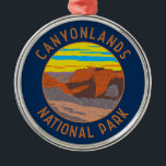 Canyonlands National Park Moab Travel Art Vintage Metalen Ornament<br><div class="desc">Kanyonlands vectorkunstontwerp. Het park staat bekend om zijn dramatische woestijnlandschap,  dat door de Colorado-rivier is gegraven. Het eiland in de hemel is een groot,  plat getopt mesa met panoramisch uitzicht.</div>