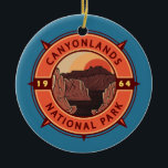 Canyonlands National Park Retro Compass Embleem Keramisch Ornament<br><div class="desc">Kanyonlands vectorkunstwerk ontwerp. Het park staat bekend om zijn dramatische woestijnlandschap,  dat door de Colorado-rivier is gegraven. Het eiland in de hemel is een groot,  plat getopt mesa met panoramisch uitzicht.</div>